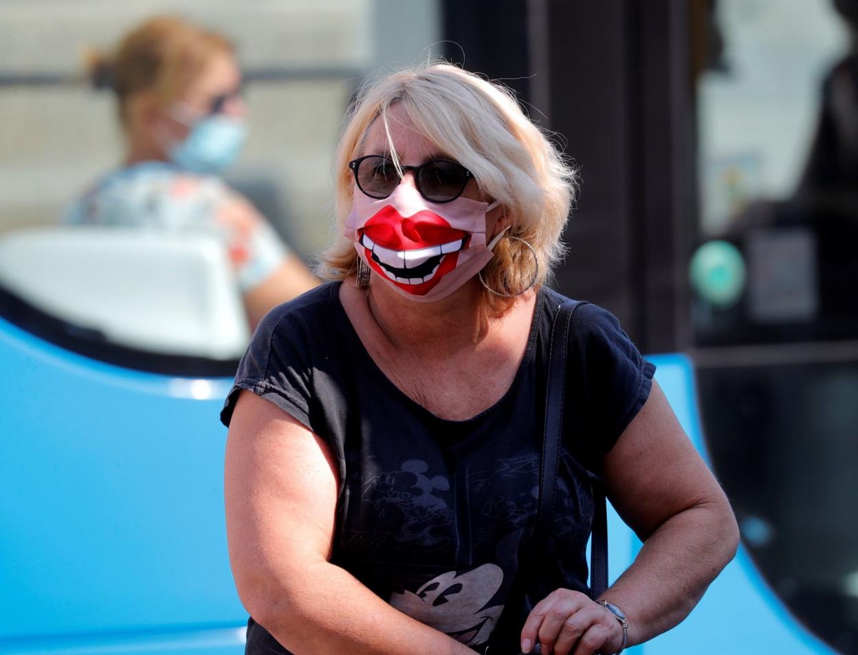 p Para todos los gustos. Las mascarillas de tela ofrecen mayor gama de diseños y colorido y, como también admiten más usos, resultan a la larga más económicas que otras desechables. 