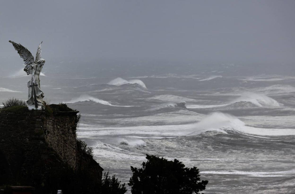 Así está el mar de revuelto en Comillas este sábado.