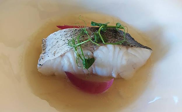 Lomo de merluza en su jugo.