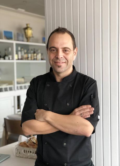 Imagen - Mikel Quesada es el jefe de cocina.