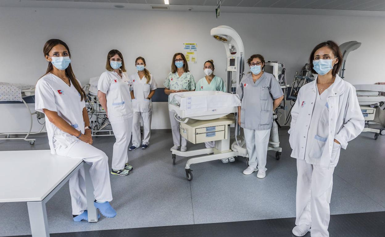 De izquierda a derecha, las matronas Beatriz Corona, Carmen de la Fuente y Ester Chico; las auxiliares de enfermería Pilar Sánchez y Patricia Alonso, la celadora María Villar López y la supervisora de matronas del Hospital Valdecilla, María Fernández Hontañón.