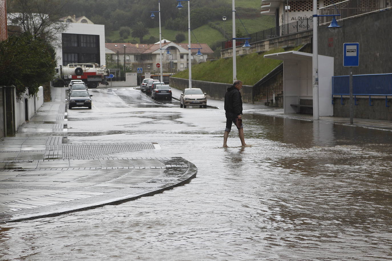 La borrasca Álex ha dejado diversas incidencias en la región donde el mar está muy revuelto y sigue lloviendo. En esta galería puede ver imágenes de este sábado de Comillas, Suances y Laredo.