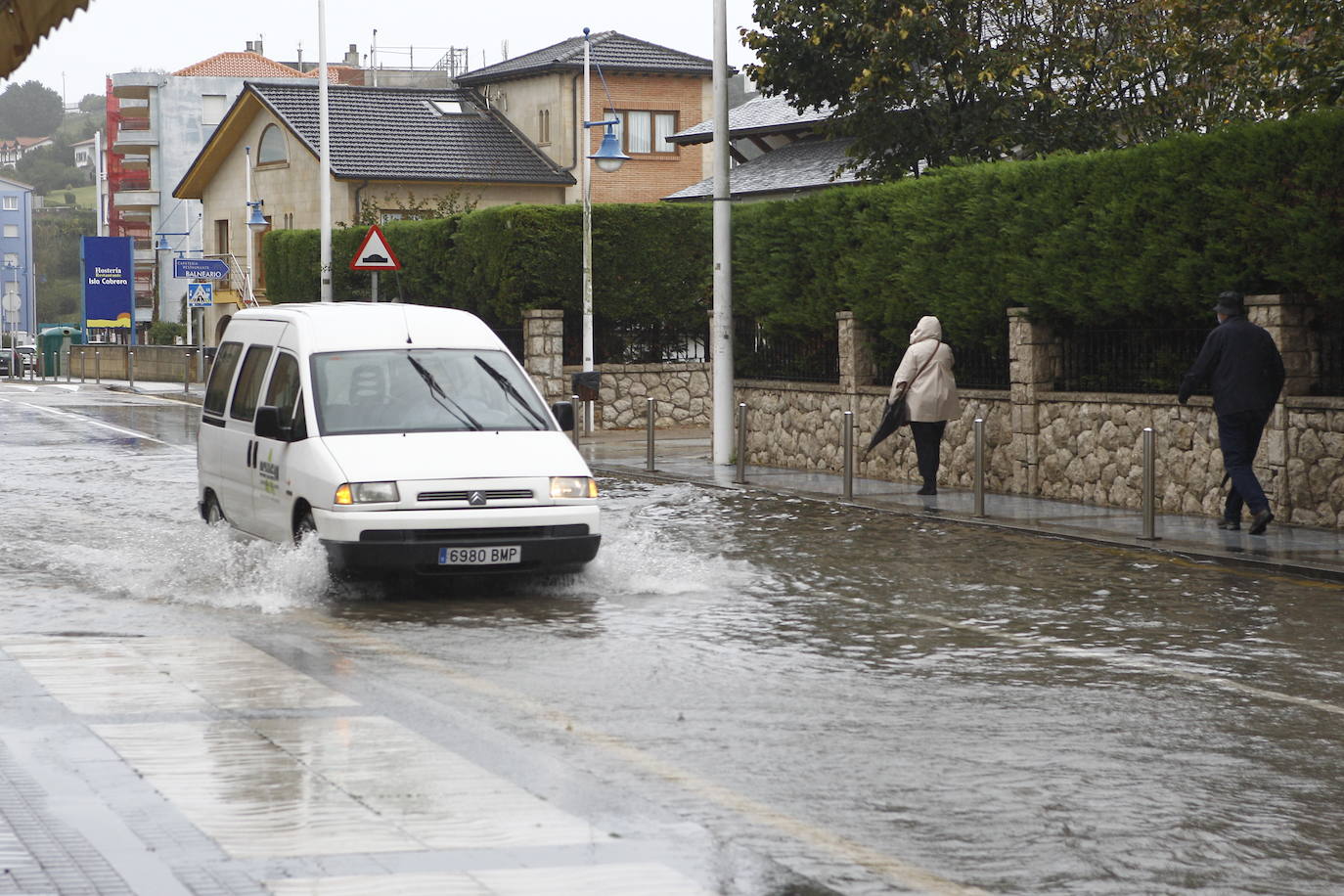 La borrasca Álex ha dejado diversas incidencias en la región donde el mar está muy revuelto y sigue lloviendo. En esta galería puede ver imágenes de este sábado de Comillas, Suances y Laredo.