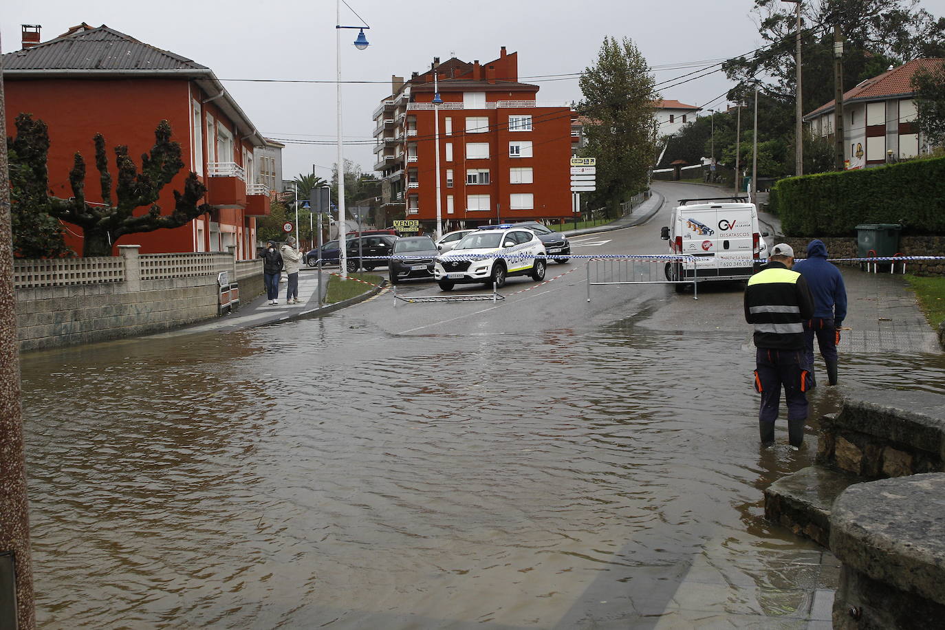 La borrasca Álex ha dejado diversas incidencias en la región donde el mar está muy revuelto y sigue lloviendo. En esta galería puede ver imágenes de este sábado de Comillas, Suances y Laredo.