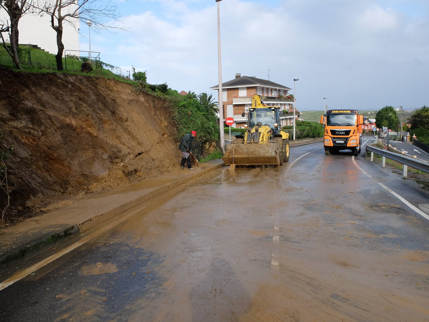 La borrasca Álex ha dejado diversas incidencias en la región donde el mar está muy revuelto y sigue lloviendo. En esta galería puede ver imágenes de este sábado de Comillas, Suances y Laredo.