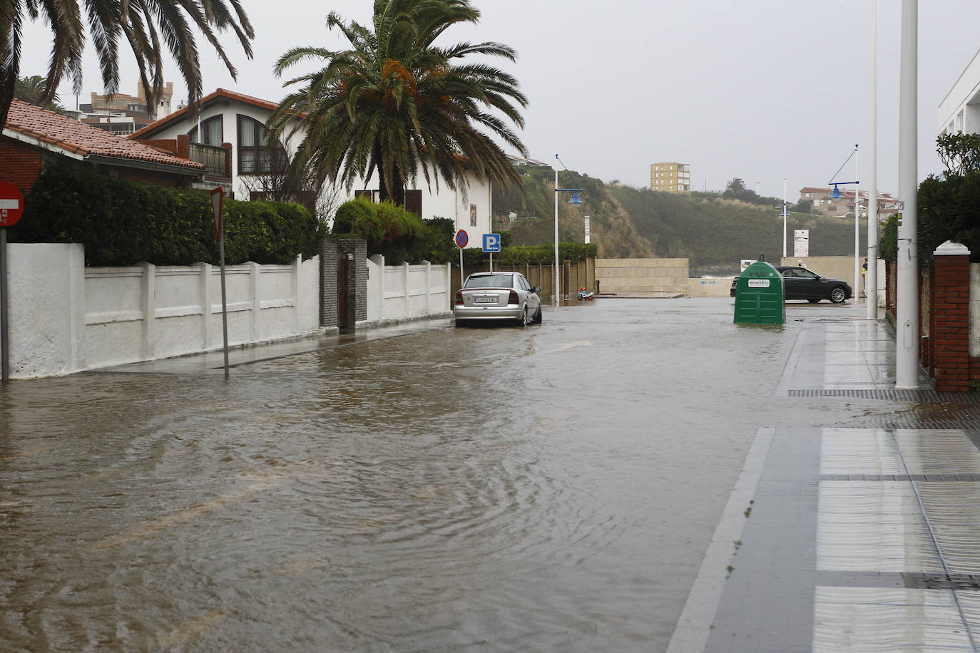 La borrasca Álex ha dejado diversas incidencias en la región donde el mar está muy revuelto y sigue lloviendo. En esta galería puede ver imágenes de este sábado de Comillas, Suances y Laredo.