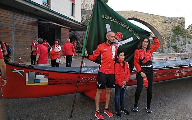 Quique Vitoria celebra con su familia el ascenso rojillo. En 2021 seguirá al frente de 'La Marinera'.