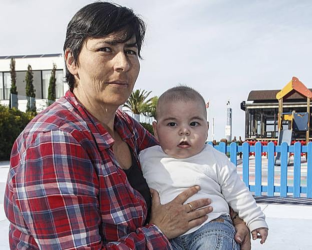 Zaraida Rodríguez, vecina de Suances, junto a su hijo Luca de seis meses.