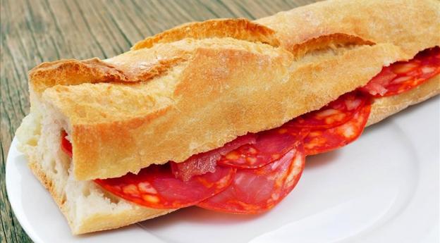 Ejemplo de apetitosísimo bocadillo de chorizo, todo un clásico.