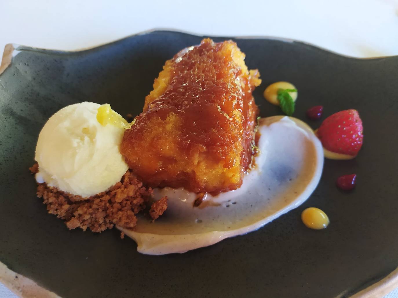 Torrija de pan y tostada con helado.