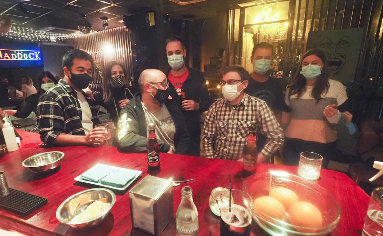 Un grupo de amigos charla y toma algo en el interior del Haddock Bar, en la calle Valliciergo de Santander, el sábado por la noche, en el primer día de su reapertura. fotografías: sane