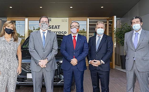 Ana Delgado, directora general de ABC; Raul Blanco, Secretario General de Industria y PYME; Mikel Palomera, director general de Seat; Ignacio Ybarra, presidente de Vocento, y Julián Quirós, director de ABC, de izquierda a derecha, durante el recibimiento al acto