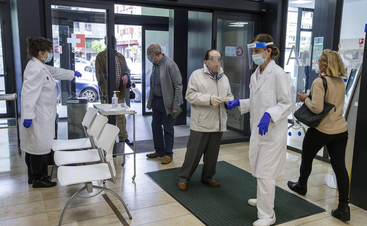 Pacientes acceden al centro de salud de Vargas, en Santander, con las nuevas medidas de seguridad por el covid. 