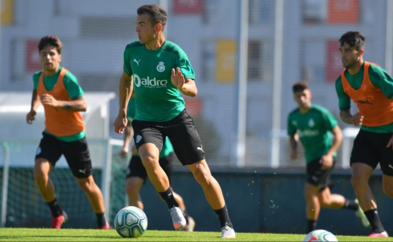 Saúl García conduce la pelota durante un entrenamiento realizado en las Instalaciones Nando Yosu.