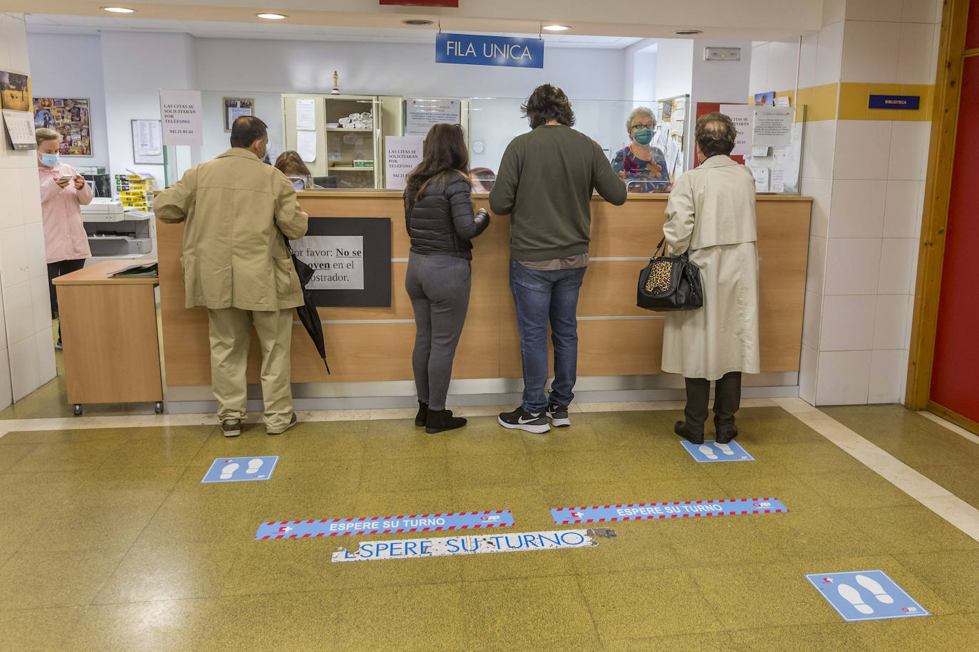 Largas colas en los centros de salud de toda Cantabria.