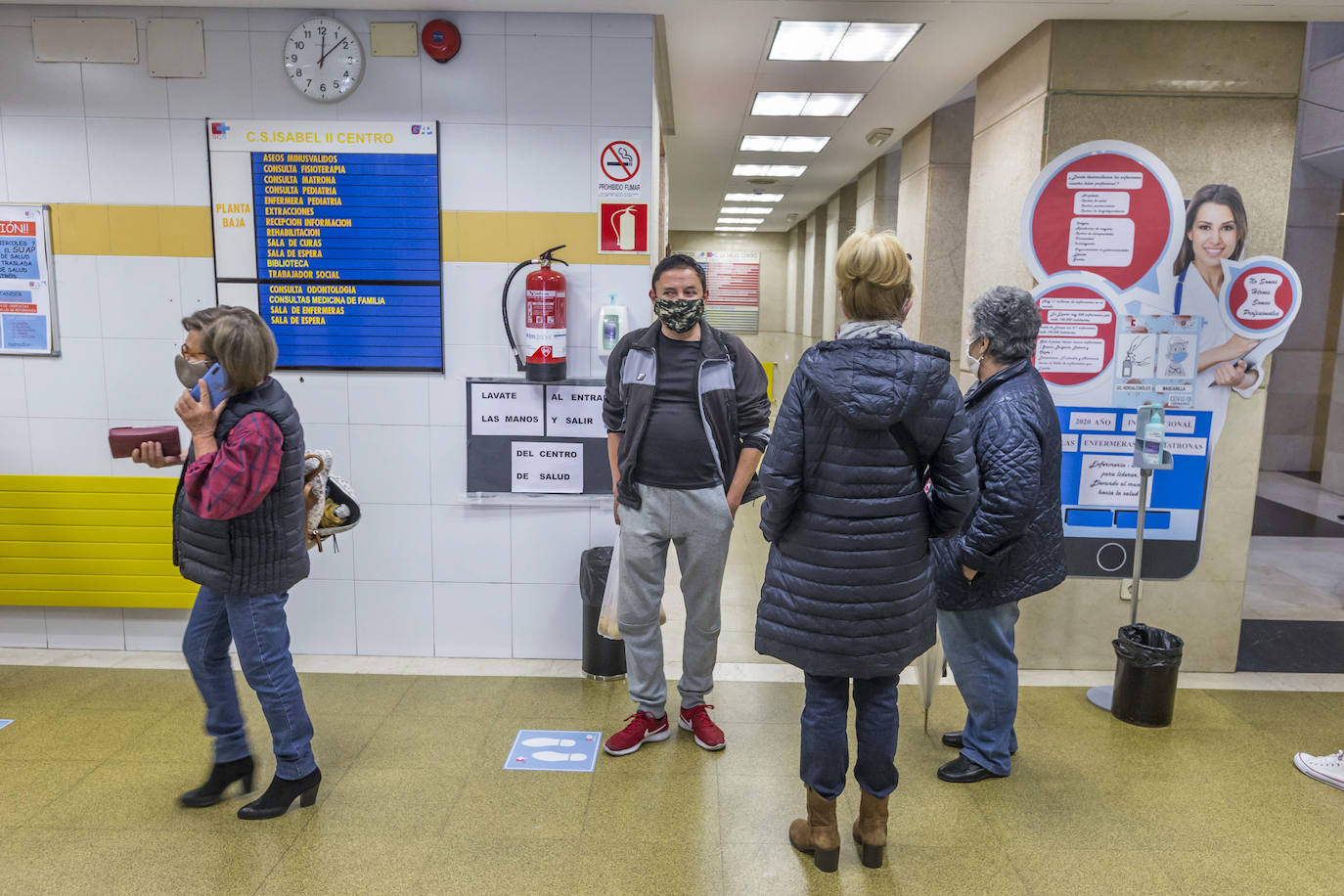 Largas colas en los centros de salud de toda Cantabria.