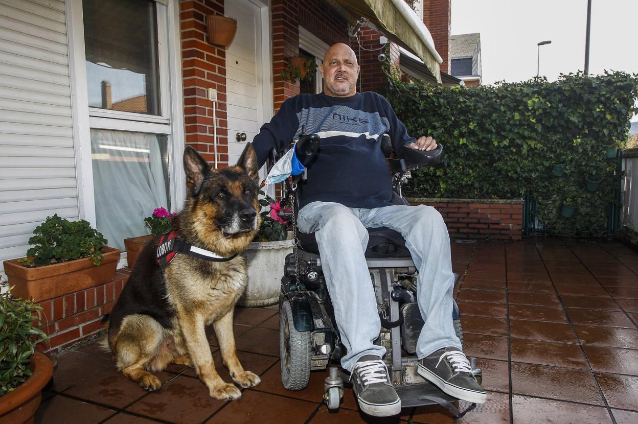 Rodolfo Castillo, en su casa de Torrelavega con su fiel perro, Lobo. 