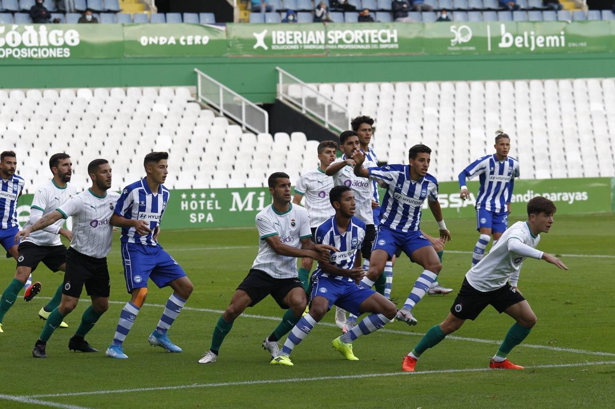 Alberto Villapalos, en el centro de la imagen, uno de los nueve fichajes de la temporada, durante el amistoso ante el Alavés B. 