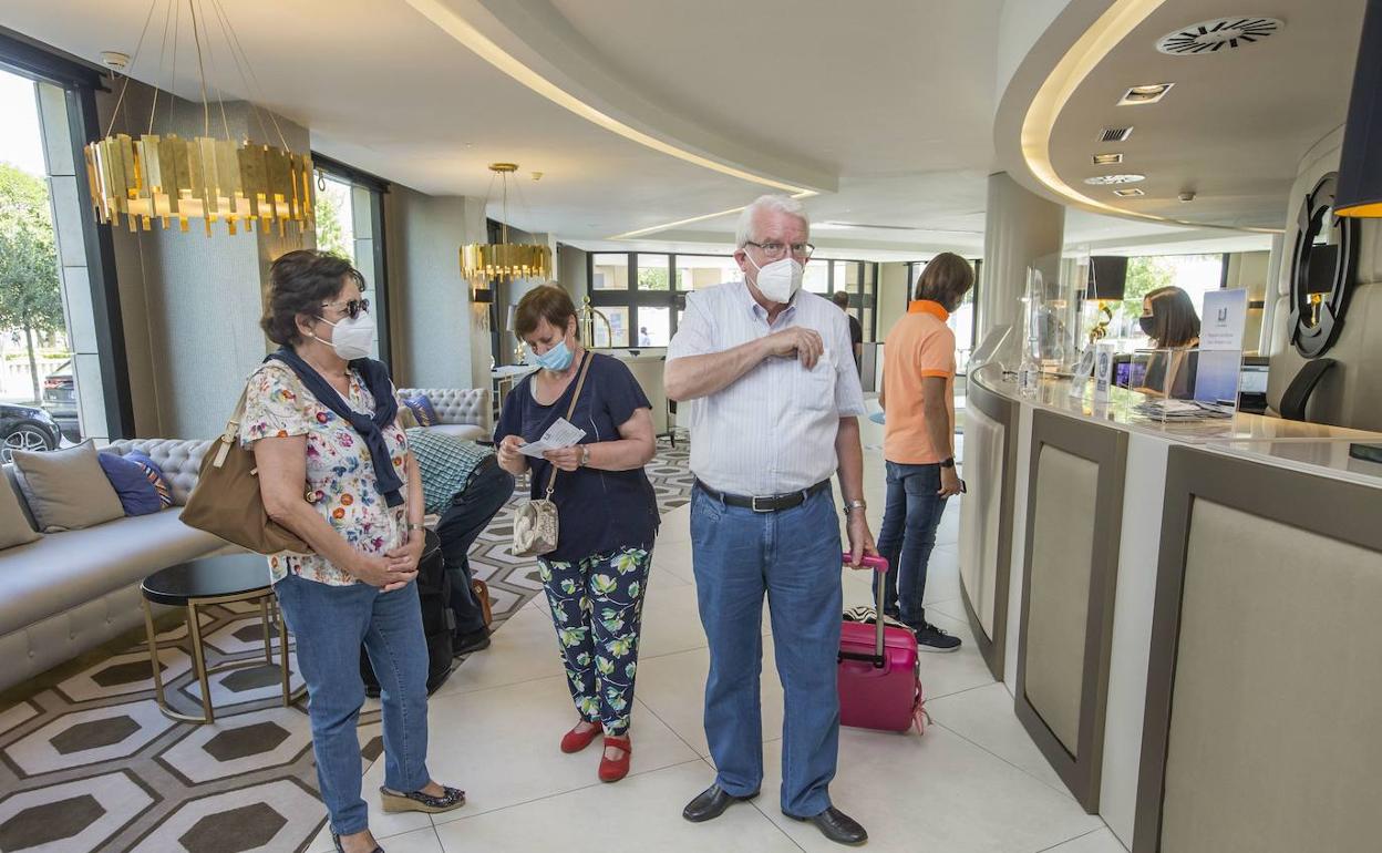 Un grupo de turistas a su llegada al hotel Bahía, en una imagen de archivo. 