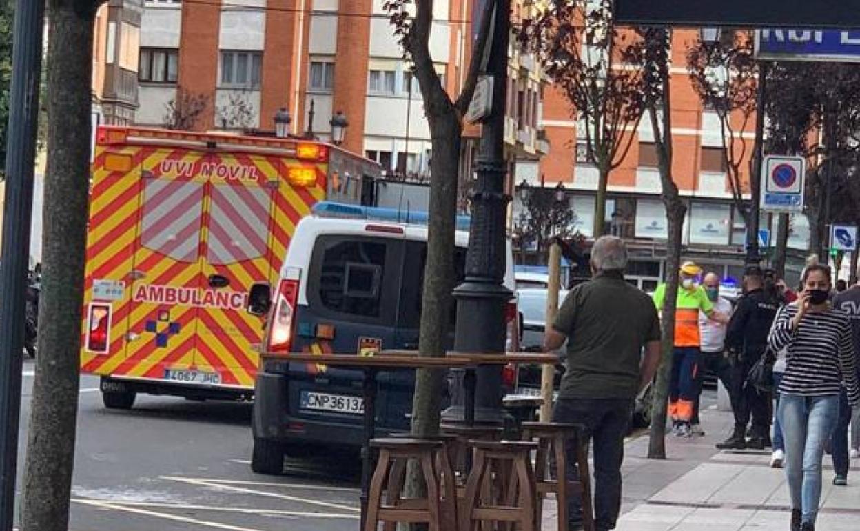 Despliegue policial en el lugar de la agresión.