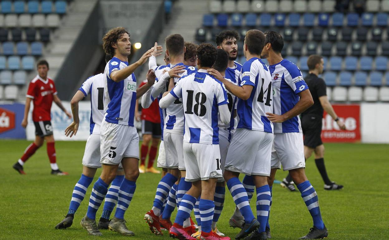 Los jugadores de la Gimnástica celebran su tanto. 