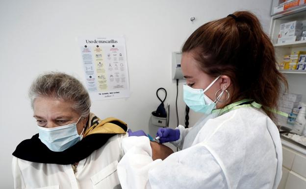 Sanidad dice que la población no considerada de riesgo deberá pagarse la vacuna de la gripe