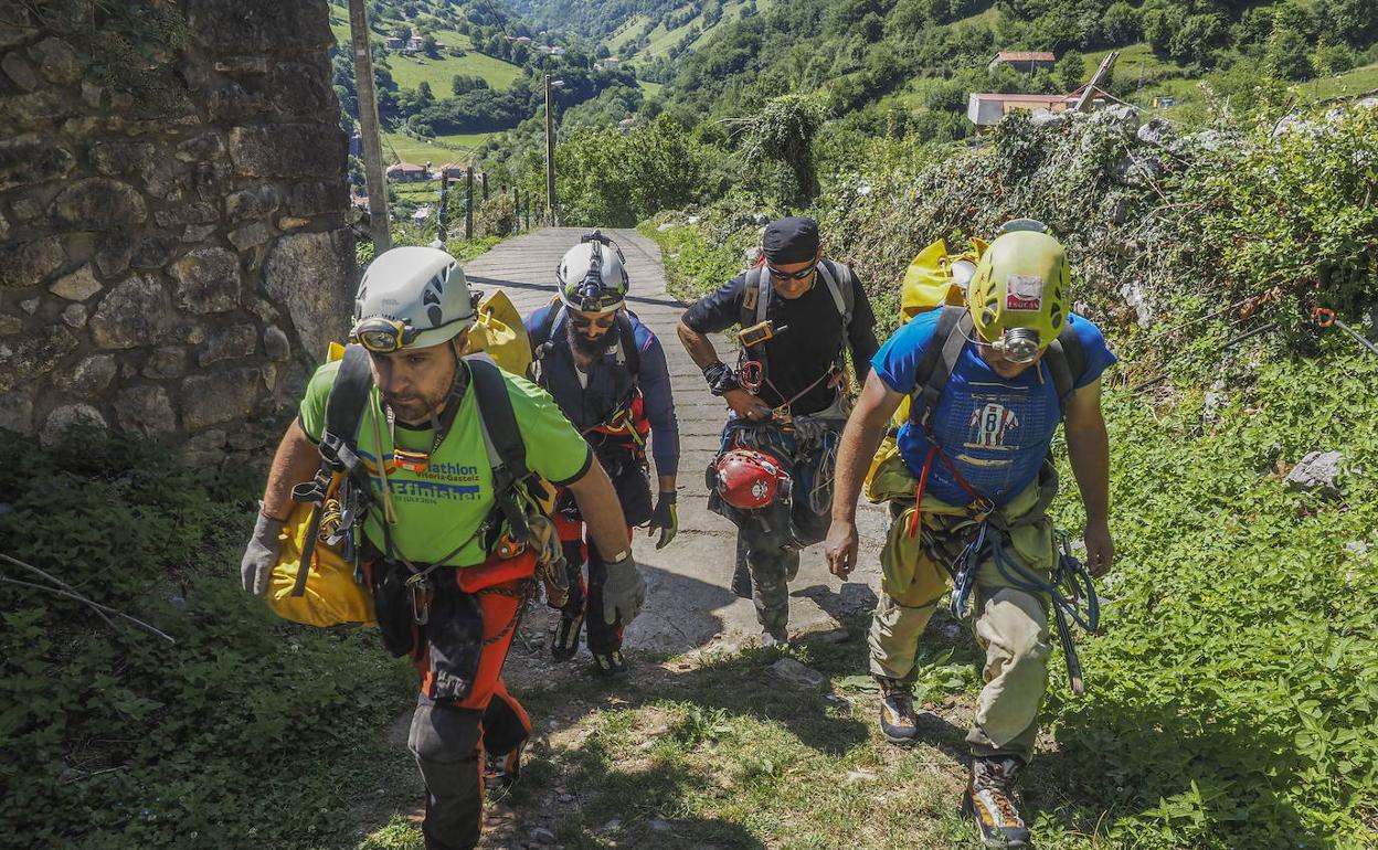 Integrantes del equipo de Espeolosocorro Cantabria, durante la intervención en uno de los últimos rescates de la cueva de Coventosa. 