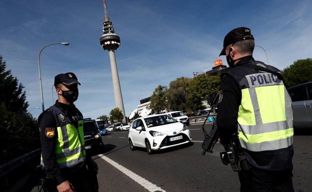 Controles policiales en la calle O'Donnell de Madrid. 