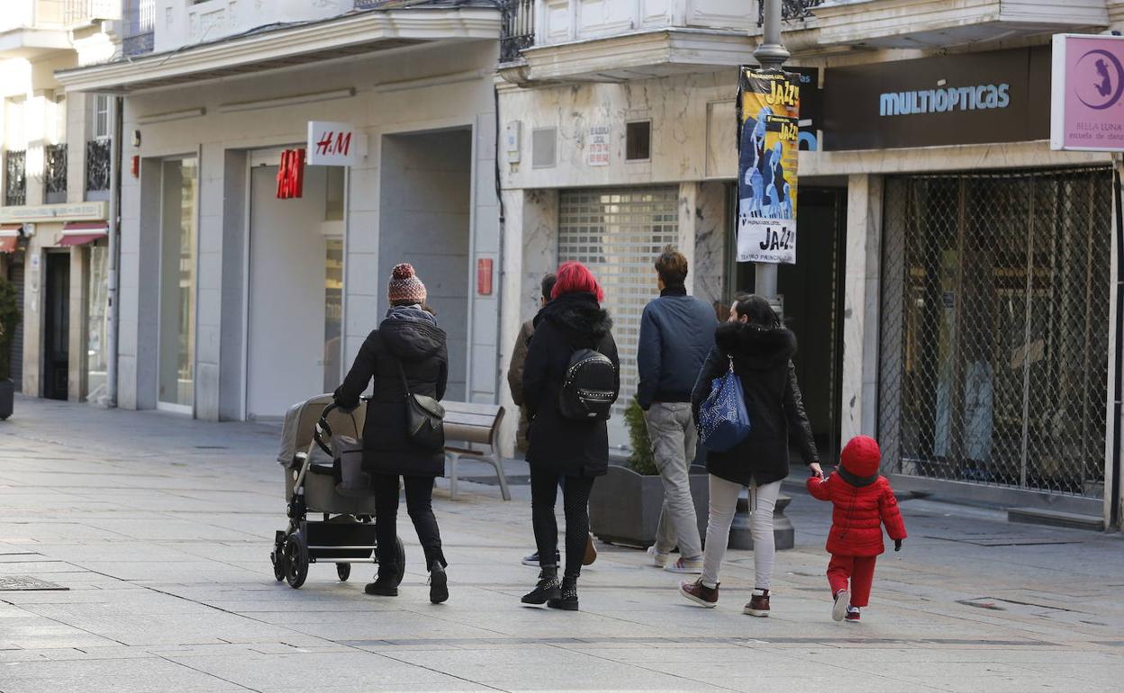 Unas familias con sus hijos.