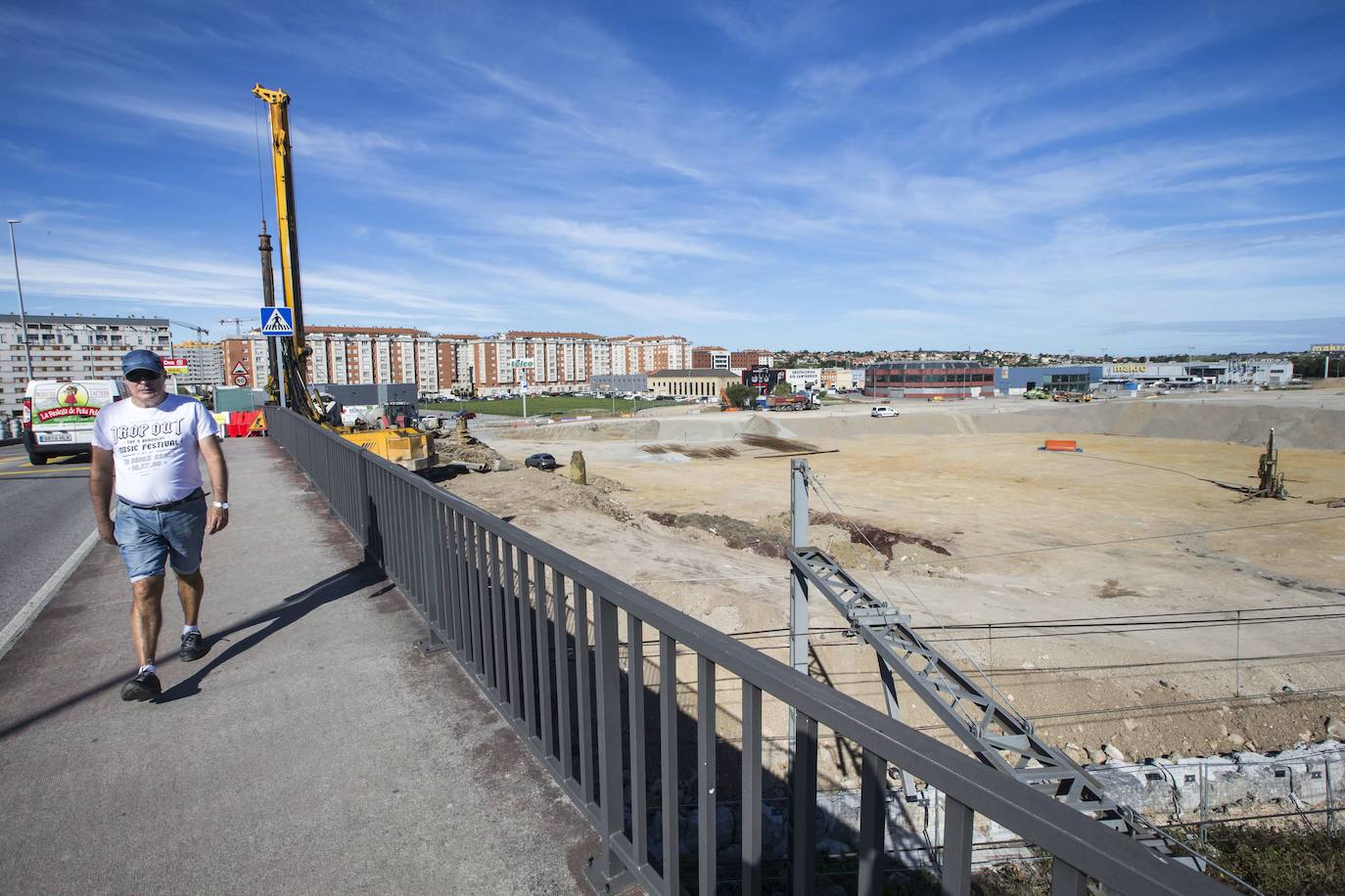 El puente solo estará abierto para los vehículos que vayan entren en la zona de Cros desde la rotonda junto al Macdonald.