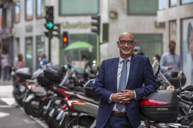 El líder regional de Cs, Félix Álvarez, en la calle Cádiz de Santander, donde se ubica la sede del partido. 