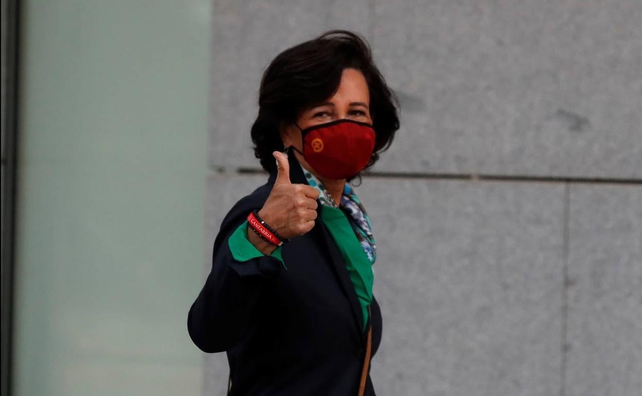 La presidenta del Banco Santander, Ana Botín, saluda a su llegada este jueves a la Audiencia Nacional para testificar en el marco de la causa que investiga a los dos últimos equipos gestores del Banco Popular, incluidos sus expresidentes Ángel Ron y Emilio Saracho.