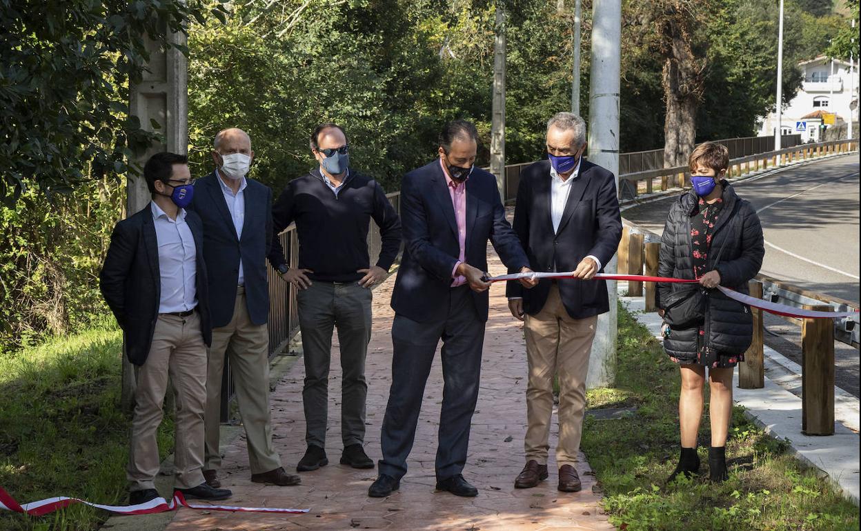 Inaugurada la nueva senda peatonal del paseo del Hombre Pez en Liérganes