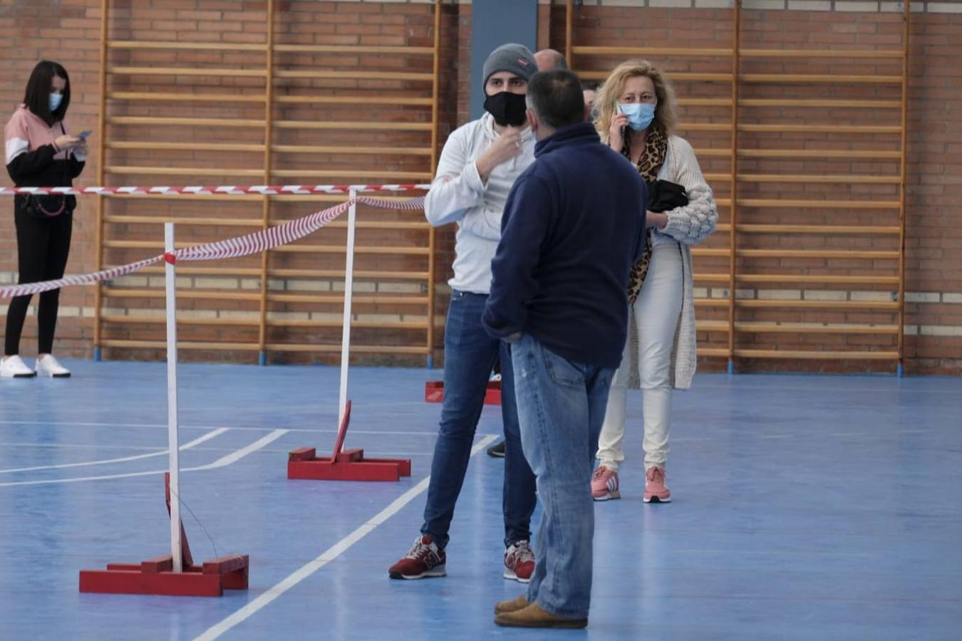 Sanidad ha instalado un punto para realizar pruebas PCR masivas en el polideportivo de Selaya para intentar atajar así el brote de covid surgido en los últimos días.