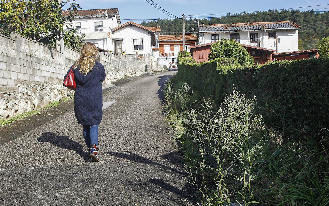 Las calles de Ganzo están invadidas por la suciedad y la maleza, denuncian los vecinos.