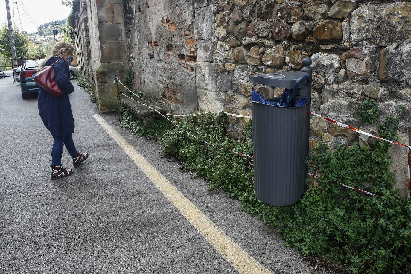 Las calles de Ganzo están invadidas por la suciedad y la maleza, denuncian los vecinos.