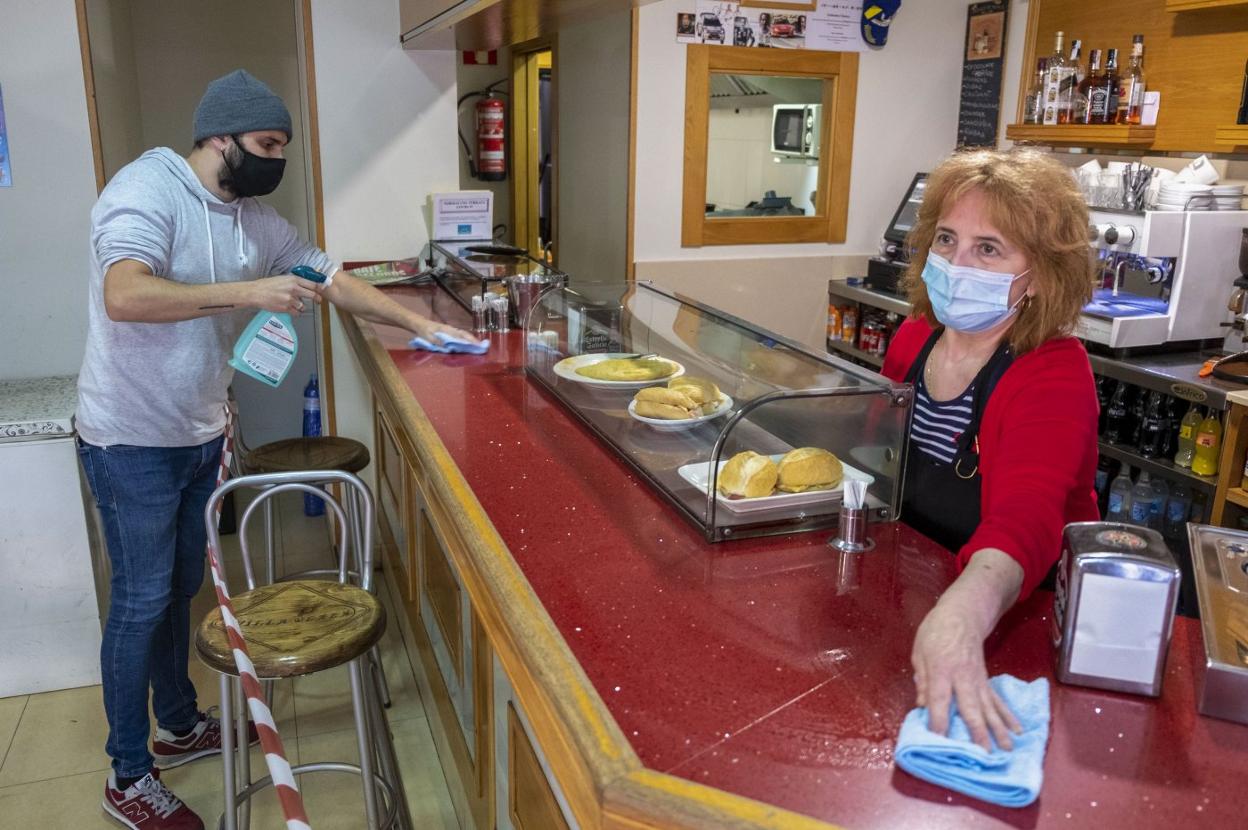 Facundo Martínez, junto a su madre, Lita, en el café Villa Plaza, que regentan en Villacarriedo. 