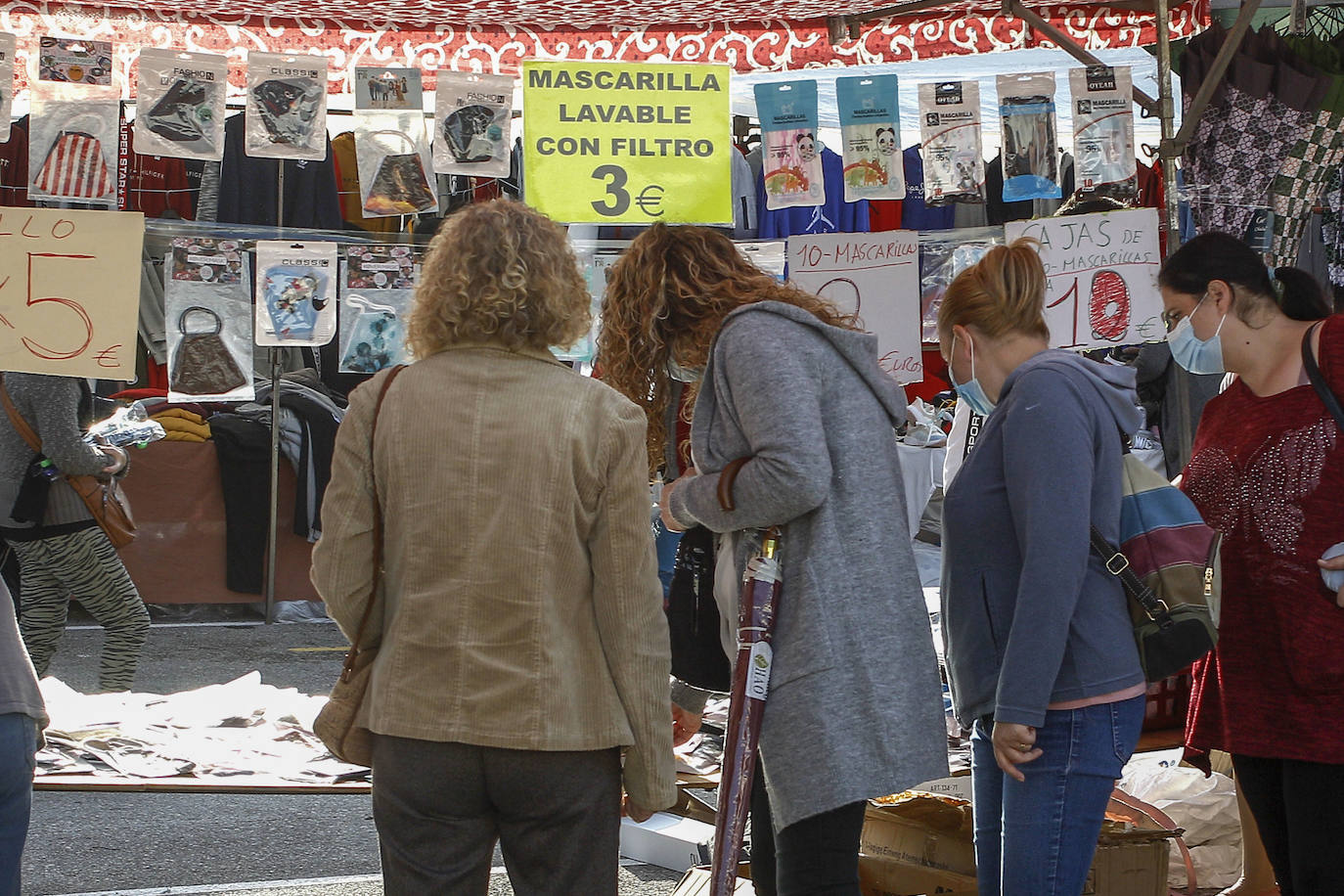 Las mascarillas son un producto muy buscado en el mercadillo de los jueves de Torrelavega y en otros mercadillos de de la región. 