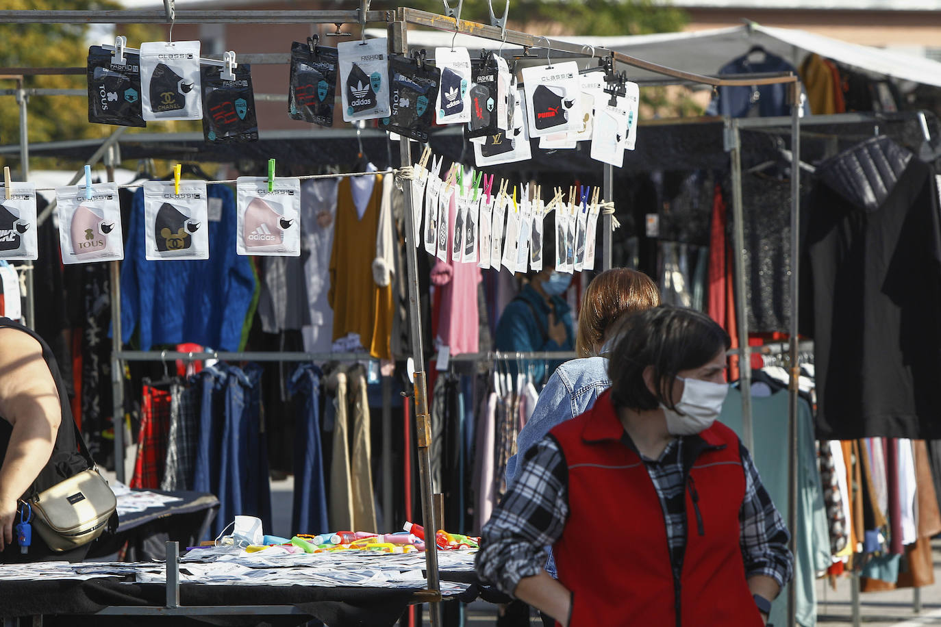 Las mascarillas son un producto muy buscado en el mercadillo de los jueves de Torrelavega y en otros mercadillos de de la región. 