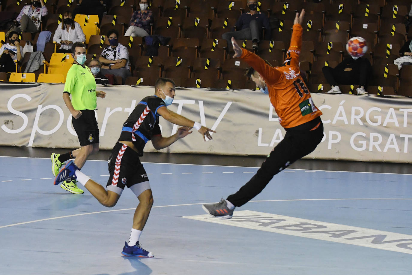 El Liberbank Cantabria cayó (31-23) ante el Ademar León en un partido marcado por la velocidad del conjunto leonés