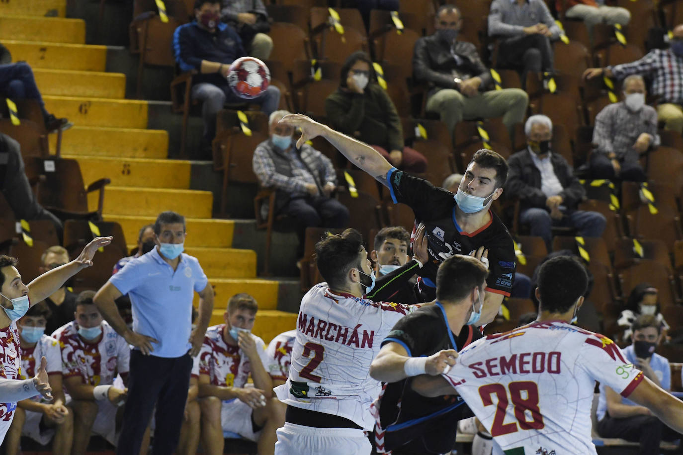 El Liberbank Cantabria cayó (31-23) ante el Ademar León en un partido marcado por la velocidad del conjunto leonés