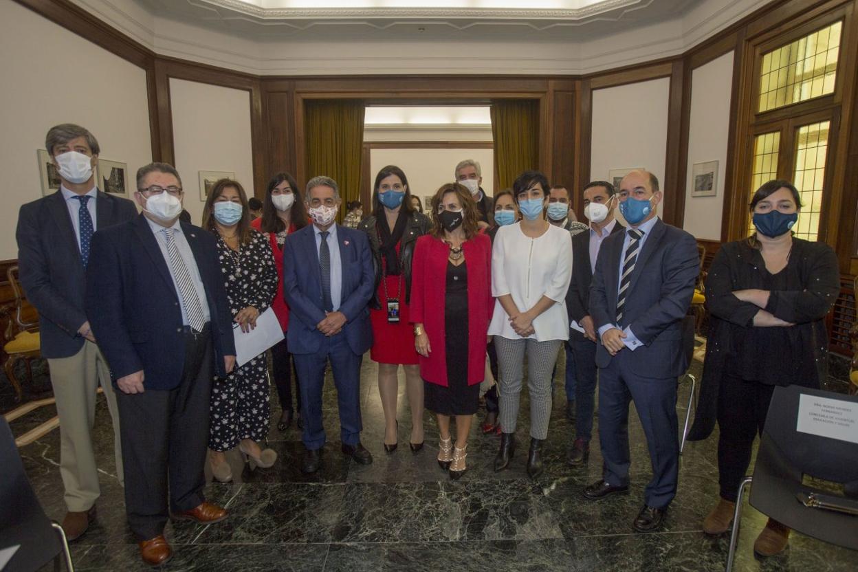 Autoridades y representantes del ámbito de la Salud Mental, ayer en el acto en el Ayuntamiento. 