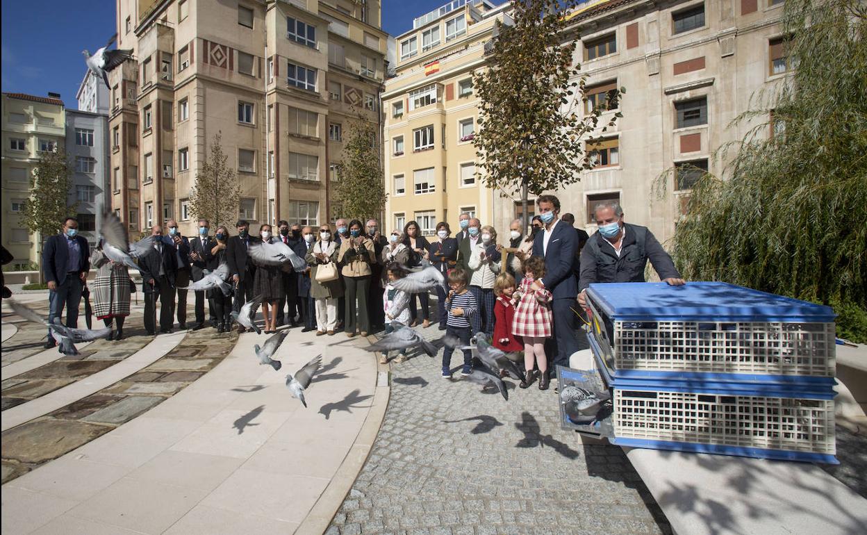 Suelta de palomas al finalizar la misa en memoria de Vital Alsar.