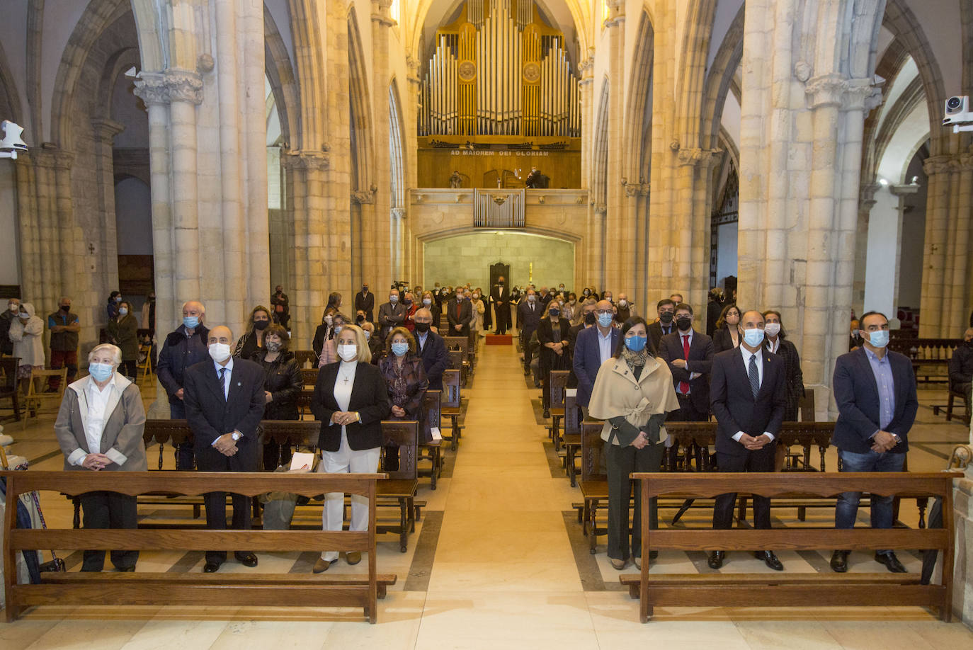 La Catedral de Santander ha celebrado este mediodía una misa en memoria y recuerdo de Vital Alsar, el primero de los homenajes que la ciudad ha preparado para poner en valor la figura del marino.