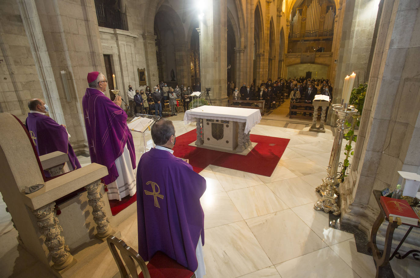 La Catedral de Santander ha celebrado este mediodía una misa en memoria y recuerdo de Vital Alsar, el primero de los homenajes que la ciudad ha preparado para poner en valor la figura del marino.