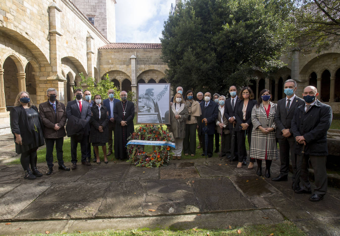 La Catedral de Santander ha celebrado este mediodía una misa en memoria y recuerdo de Vital Alsar, el primero de los homenajes que la ciudad ha preparado para poner en valor la figura del marino.