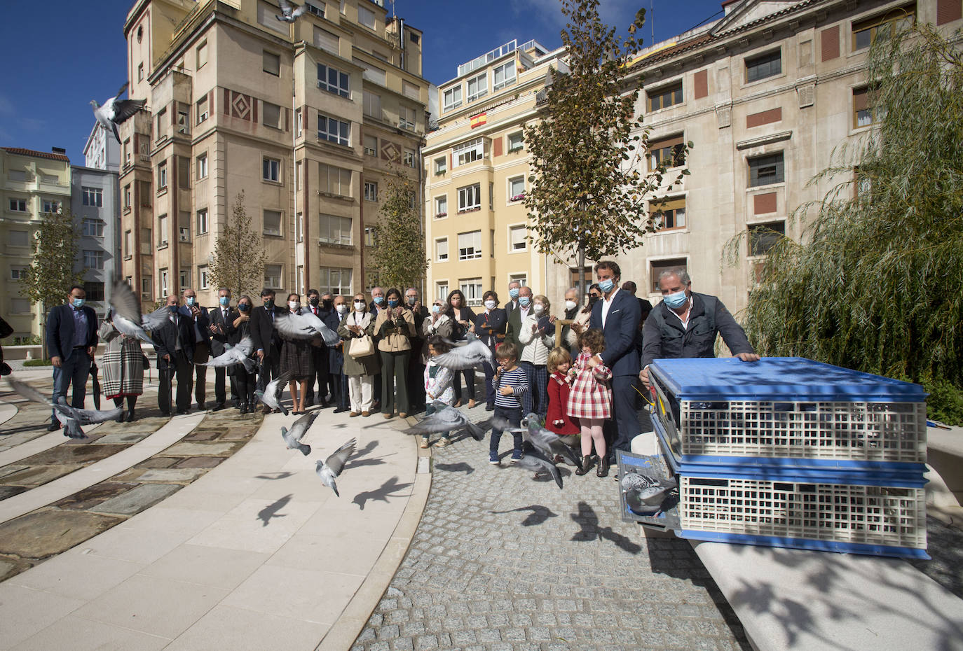 La Catedral de Santander ha celebrado este mediodía una misa en memoria y recuerdo de Vital Alsar, el primero de los homenajes que la ciudad ha preparado para poner en valor la figura del marino.