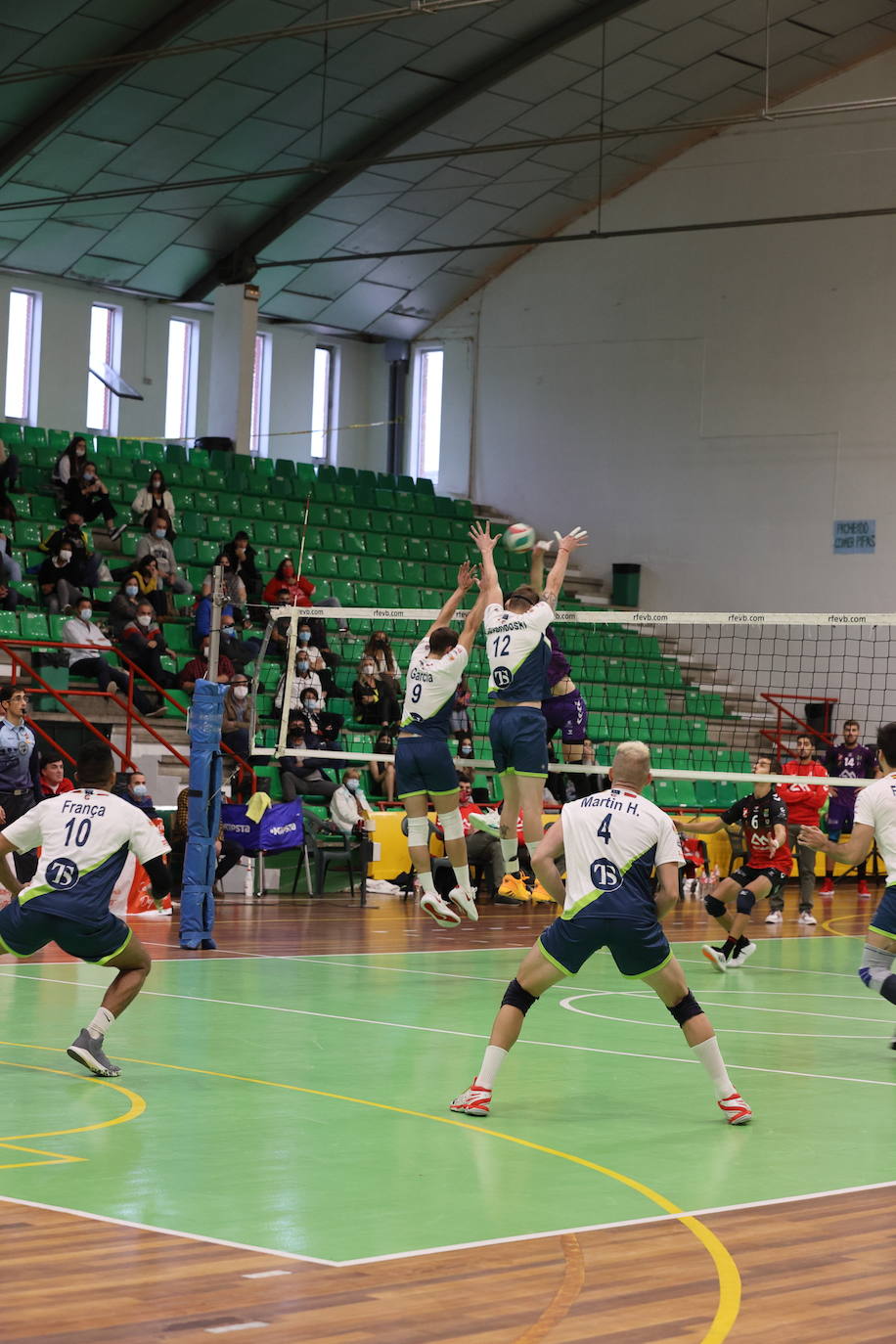 Los cántabros no empiezan la campañade Superliga con buen pie en su pabellón y caen ante el cuadro balear