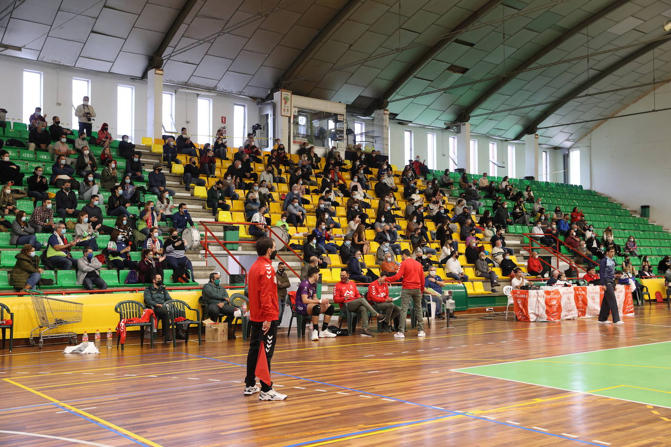 Los cántabros no empiezan la campañade Superliga con buen pie en su pabellón y caen ante el cuadro balear