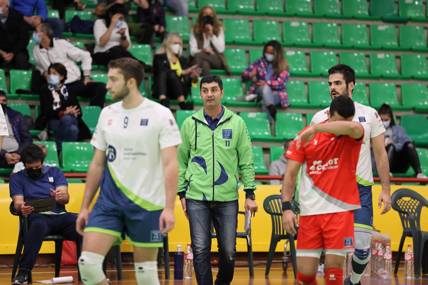 Los cántabros no empiezan la campañade Superliga con buen pie en su pabellón y caen ante el cuadro balear